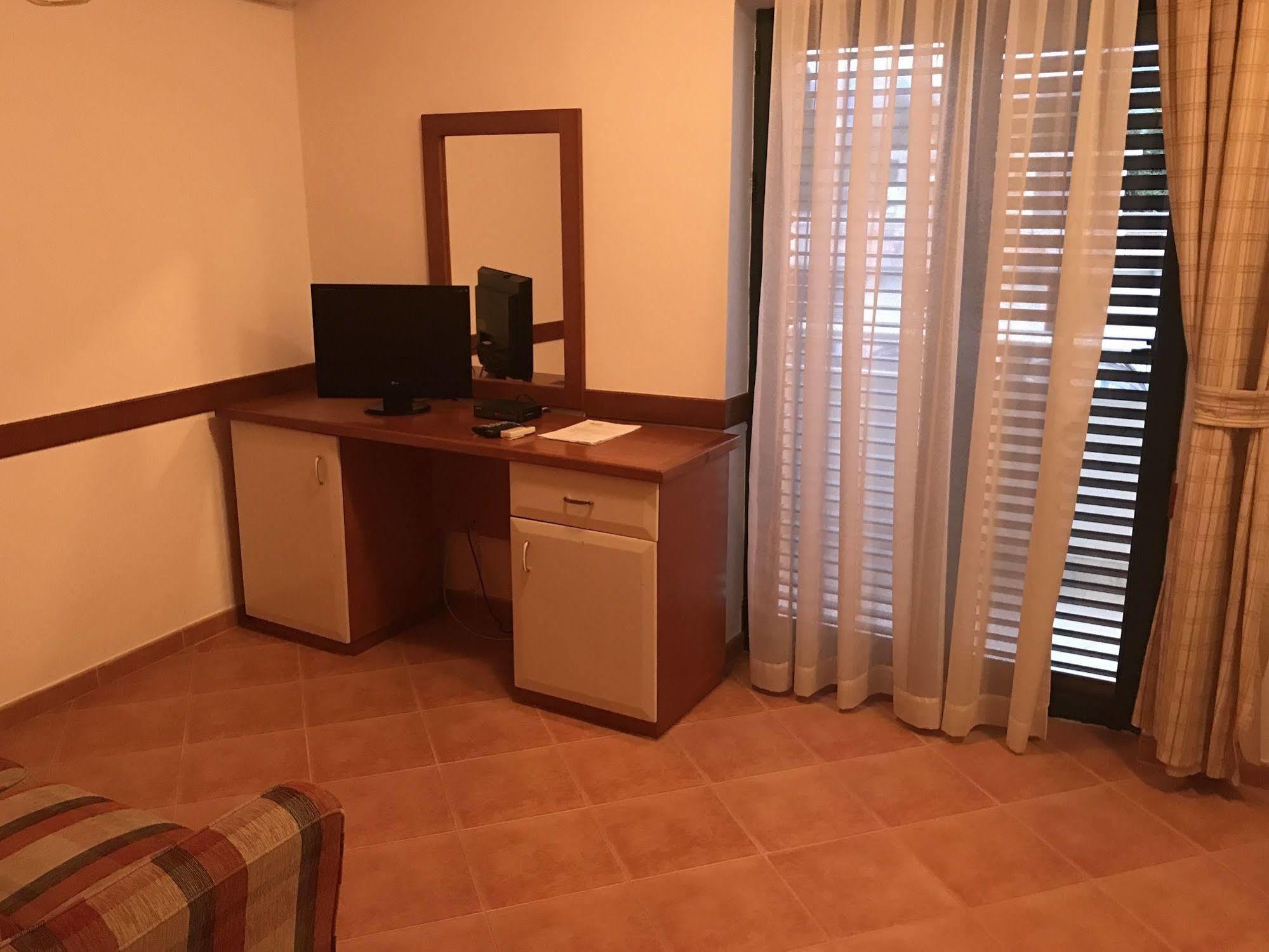 Hotel Villa Royal Tivat Exterior foto
